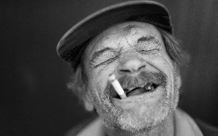 عکس معروف پیرمرد سیگاری خندان برای پست و استوری اینستاگرام 