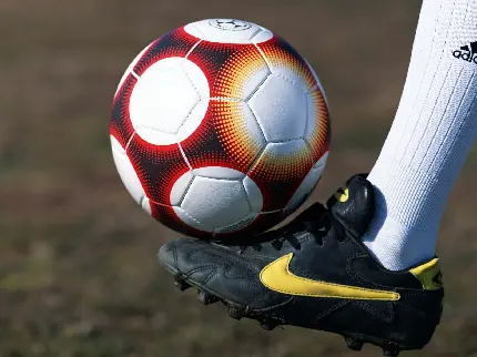 روپایی زدن با کفش فوتبال نایک به رنگ زرد و مشکی در یک قاب زیبا 