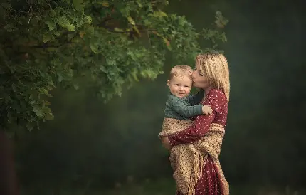 تصویر زمینه رویایی 4K از مادر و بچه در طبیعت سرسبز 