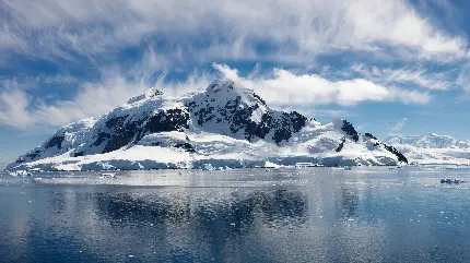 تصویر استوک جدید از اقیانوس منجمد شدە و کوه‌های برفی مقابلش باکیفیت اچ دی