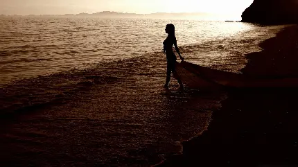 تصویر زمینه دختر جذاب در غروب دریا مخصوص ویندوز 12