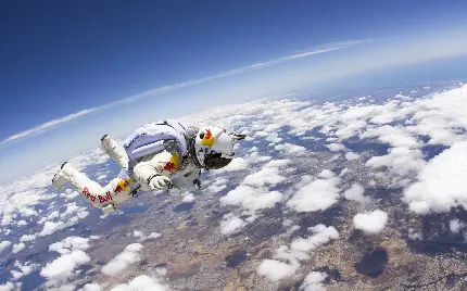 دانلود بک گراند والپیپر 4K از فضانوردی با لباس سفید مارک شرکت red bull باکیفیت ناب