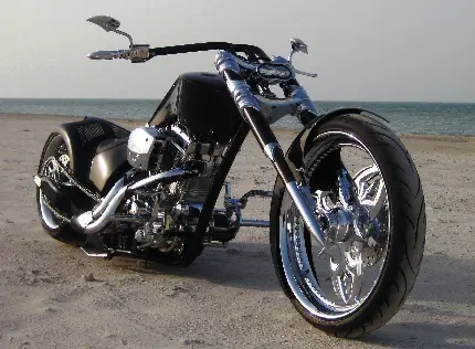 پوستر لذت بخش از موتور سیکلت سفارشی جدید و سنگین در کنار دریا
