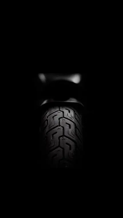 عکس استوک و نامعلوم و تاریک از لاستیک موتور سیکلت سیاە رنگ