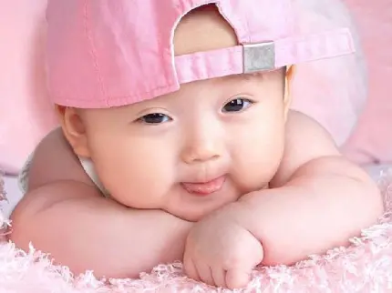 دانلود تصویر زمینه صورتی از نوزاد پسر کیوت با کیفیت 8K