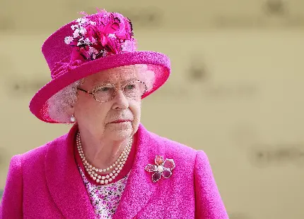 عکس زیبا از ملکه انگلستان با عینک و پوشش صورتی 