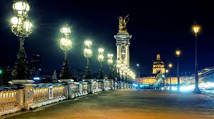 تصویر استوک محبوب خاص موبایل از پیادە‌رویی با نورپردازی زیبا در پاریس مهد فرهنگ فرانسە باکیفیت تاپ