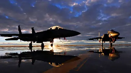 عکس مسحور کننده از سایه هواپیمای نظامی در غروب 