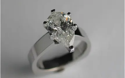 عکس استوک از حلقە سادە سفید الماس باکیفیت hd