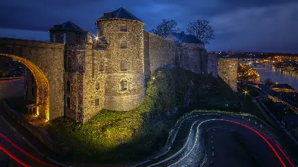 تصویر تماشایی از جاده درخشان اطراف قلعه در شب زیبا 
