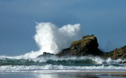 بهترین والپیپر طبیعت از منظره برخورد امواج با صخره 