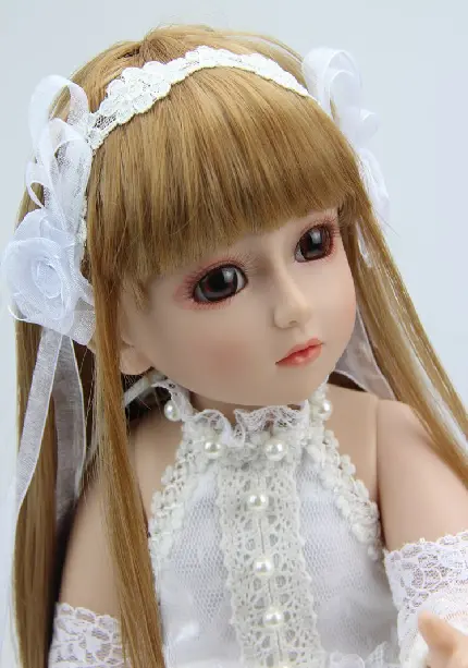 نمای تماشایی از عروسک ناز و معصوم با لباس سفید 4K