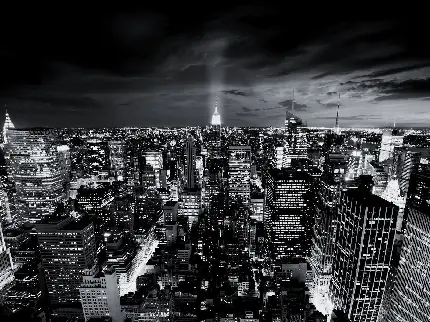 تصویر زمینه چشمگیر از شهر بزرگ در تاریکی شب با تم سیاه سفید برای کامپیوتر 