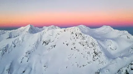 والپیپر 11K قله پوشیده از برف رومانی در زمستان برای لپ تاپ