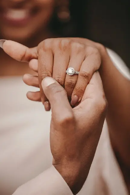 پوستر بد از دامادی در حال نشان دادن حلقه عروس با دستانی زشت