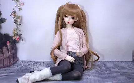 تصویر دوست داشتنی از عروسک دختر نشسته با کیفیت HD
