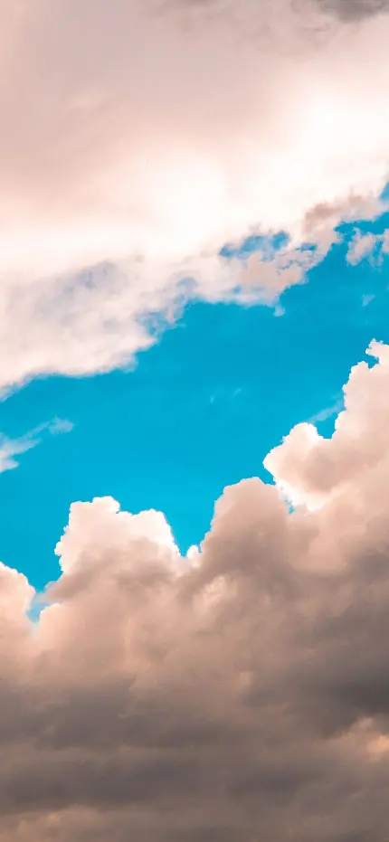دانلود بک گراند باصفا و خاص کامپیوتر از قسمتی از آسمان آبی فیروزەای رنگ در میان دو قسمت ابری سفید رنگ