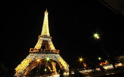 عکس فانتزی امروزی از برج ایفل شهر پاریس نماد فرهنگ کشور فرانسە در شب سیاە