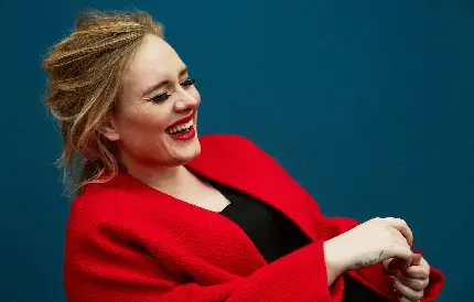 دانلود تصویر زمینە شاداب و خندان با لباس قرمز رنگ روشن از ادل خوانندە بریتانیایی معروف