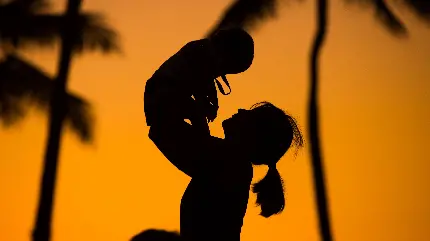 عکس جذاب از سایه مادر و بچه در حال بازی کردن 