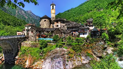 نمای شاهکار از دهکده قدیمی در طبیعت سرسبز برای پروفایل 