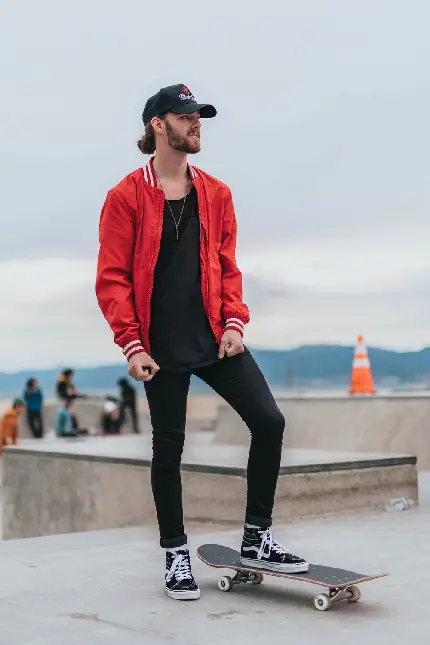  تصویر مدلینگ جدید از مرد اسکیت سوار با تیپ خوشگل قرمز و مشکی