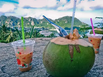 دانلود عکس جذاب از نوشیدنی نارگیل و آیس پک در کنار هم برای استوری و پست اینستاگرام