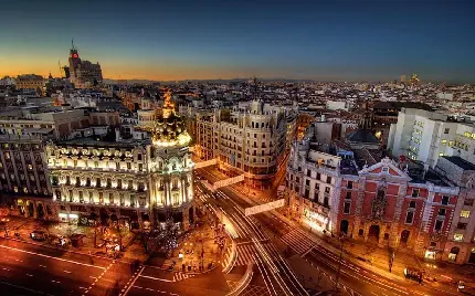 عکس پروفایل درخشان از خیابان‌ها و بناهای قدیمی و جدید شهر بارسلونا در شب