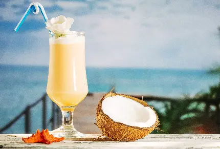 تصویر آرامش بخش از نوشیدنی خوش طعم و خنک نارگیل در ساحل دریا