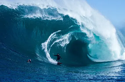 تصویر فوق العاده موج سواری در اقیانوس