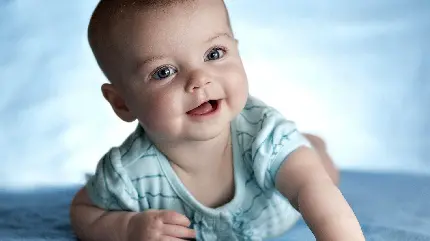 تصویر لبخند دلنشین نوزاد در حال چهار دست و پا رفتن 8K