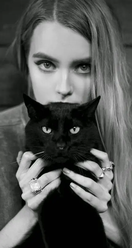 تصویر زمینه دخترونه از دختر خوشکل با گربه‌ای سیاه در دستانش