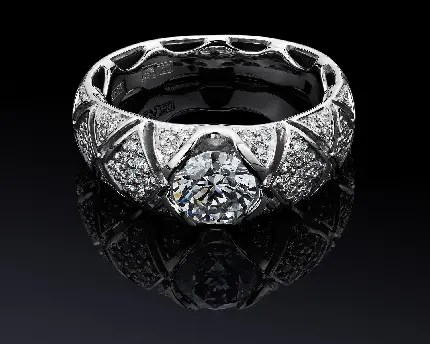 دانلود پس زمینە انگشتر باعظمت الماس بە رنگ نقرەای در زمینە مشکی آینەای