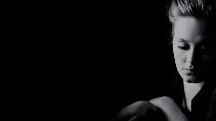 عکس استوک سیاە و سفید از نیم رخ با چشمان بستە ادل خوانندە بریتانیایی معروف