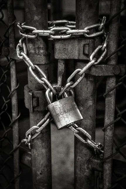 تصویر سیاه سفید از قفل و زنجیر برای ساخت عکس نوشته 