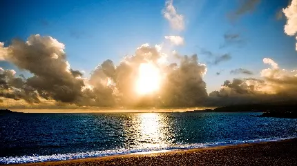 عکس استوک طلسم شدە باکیفیت عالی از طبیعت دریای مواج و عکس منظره خورشید در بین ابرهای بە هم چسپیدە