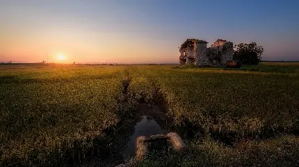 دانلود عکس زمینە جالب از مزرعە سبز و آبراەهایش در طبیعت غروب و عکس منظره خانە مخروبە