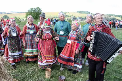 دانلود عکس زمینە قشنگ نوستالژی از دختران روسی با لباس محلی ناز در فضای سبز باکیفیت hd