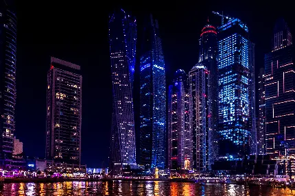 دانلود تصویر زمینه شهری با ساختمان های فوق العاده زیبا در شب