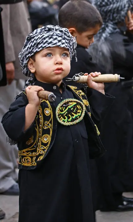 عکس زنجیرزنی کودک غمگین زیبا برای امام حسین با کیفیت عالی