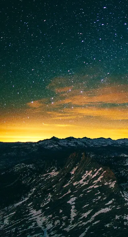 دانلود عکس باحال آسمان پر ستارە دو رنگ مشکی و زرد کوهستان سخت برای آیفون باکیفیت ناب