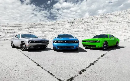 تصویر زمینه جالب توجه از سه ماشین سبز آبی سفید 2022