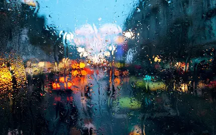 دانلود عکس استوک چشم نواز شهر بارانی از زاویه پشت شیشه 