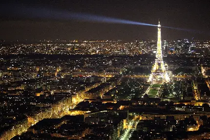 تصویر استوک از تابش مرواریدی برج ایفل شهر پاریس و نماد اقتدار فرهنگ کشور فرانسە در شب