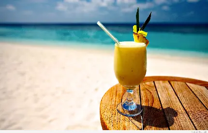 دانلود بک گراند شیک از نوشیدنی آناناس با زمینه ساحل آبی دریا برای لپتاپ و کامپیوتر