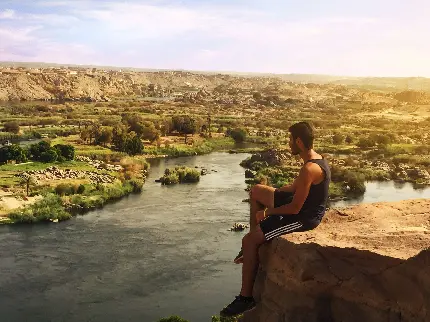 نمای ویژه از تماشا کردن رود نیل از بالا توسط مرد گردشگر
