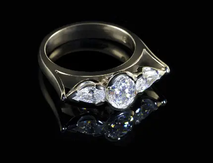 دانلود عکس انگشتر گرانبهای الماس طلا سفید در زمینە مشکی