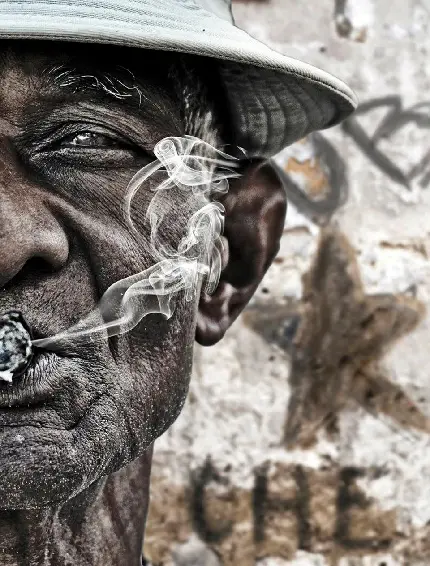 تصویر باکیفیت از سیگار کشیدن پیرمرد با زاویه منحصر به فرد 