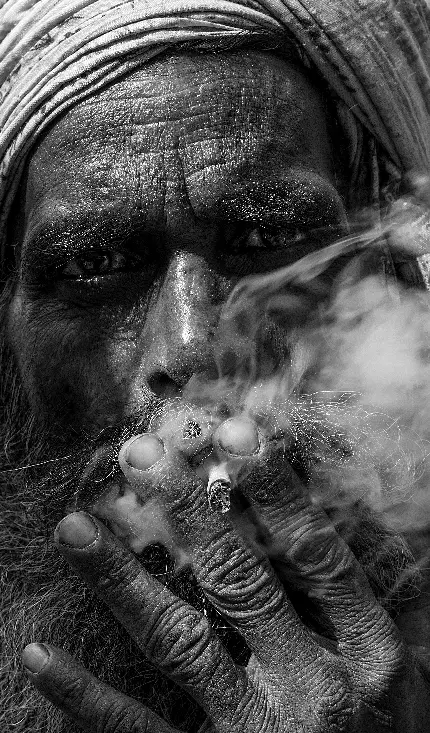 عجیب ترین عکس پیرمرد سیگاری با جزئیات جالب سیاه و سفید 