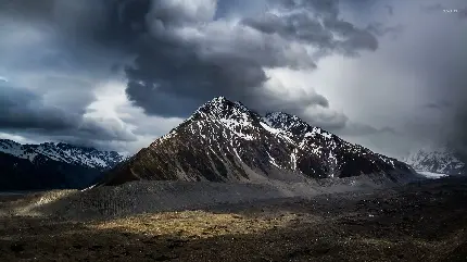 والپیپر سحر آمیز با طرح آسمان ابری بالای کوه در نیوزیلند